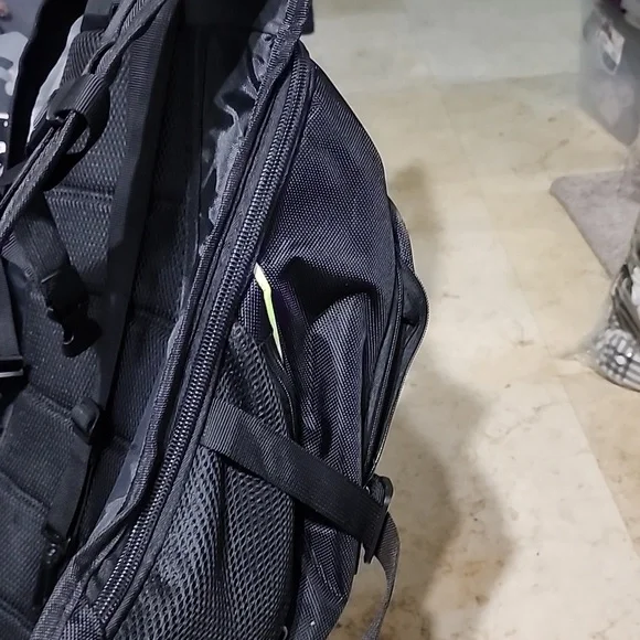 Black and Green Men's Backpack Used Great Conditions - Picture 11 of 12